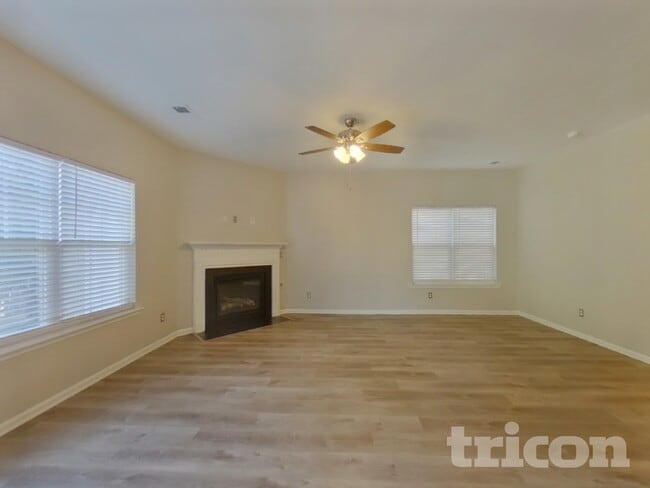 Photo - 221 Chestnut Oak Ln