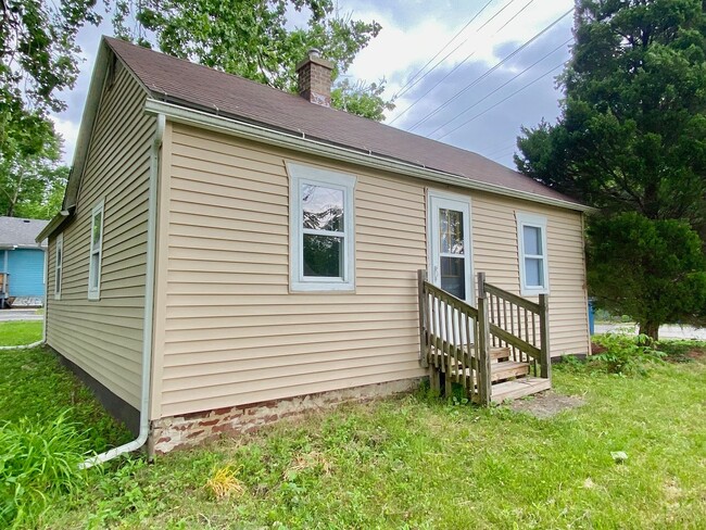 Building Photo - 2 Bedroom Home in Lowell