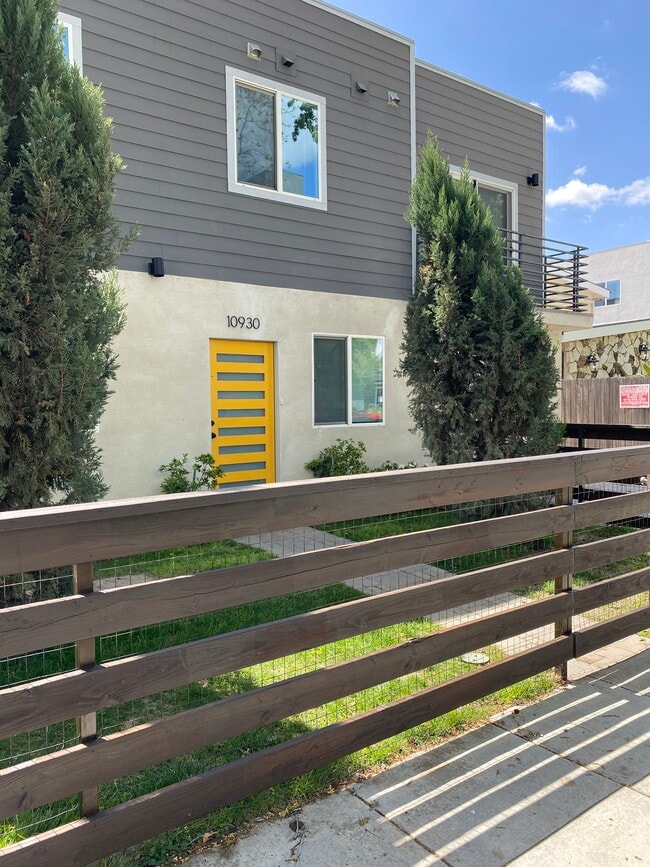 Front w/ Private Yard - 10930 Hartsook St Unit 10930