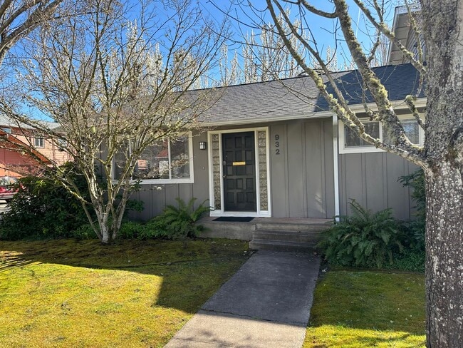 Building Photo - Beautiful high end 1 bedroom duplex with office!