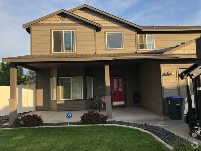 Building Photo - Extra Large Home For Rent, 4 Bedrooms!
