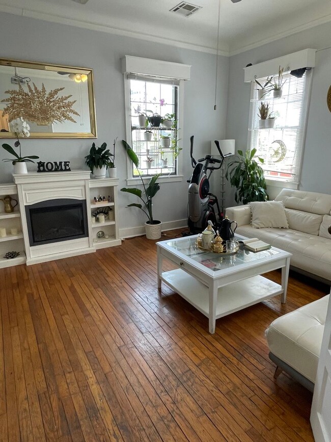 Photo - Gorgeous 3BD Apartment above commercial space ON MAPLE ST Unidad 7718 Maple St