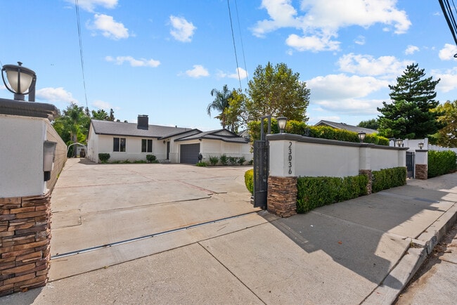 Photo - 23036 Burbank Blvd