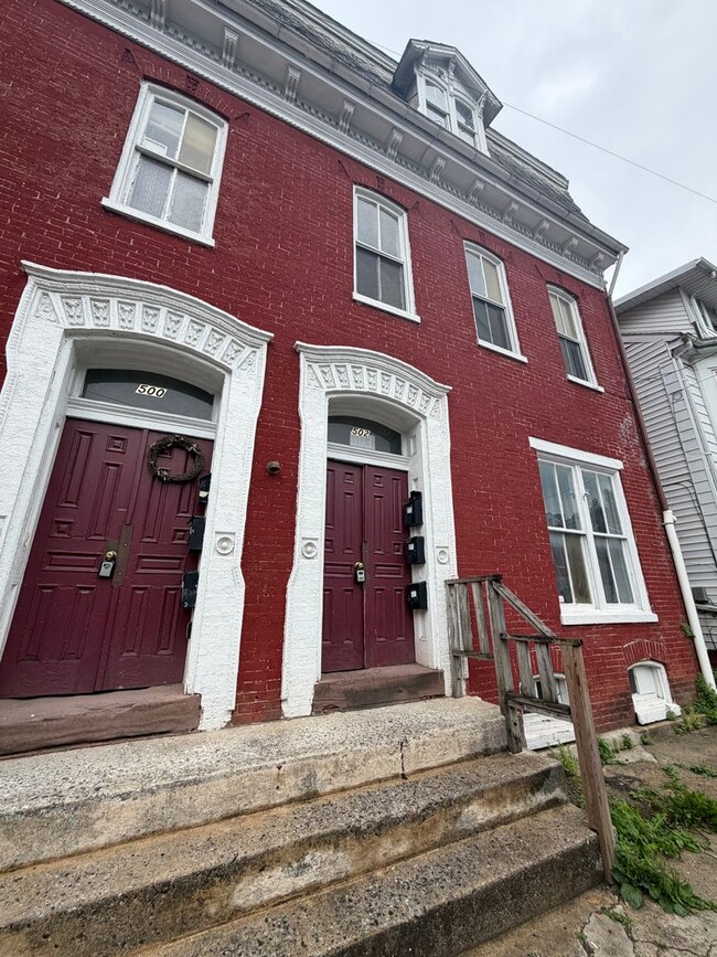 Building Photo - 502 W Philadelphia St Unit Apt. 2