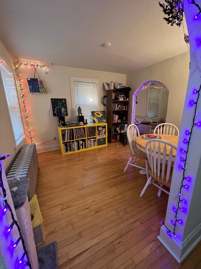 Building Photo - 1671 N Van Buren St