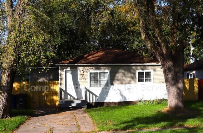 Building Photo - 3424 Iowa St