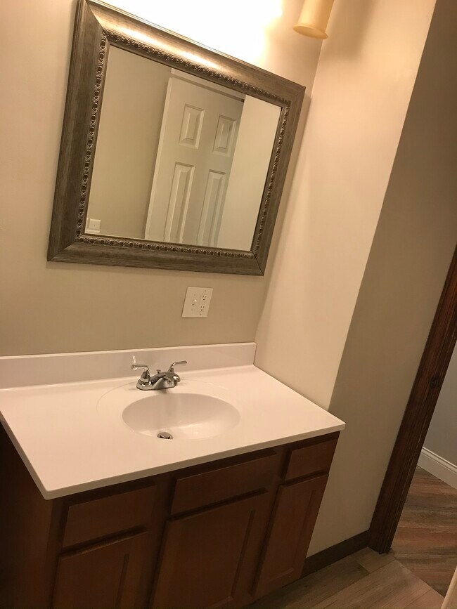 Bthrm - 2251 Dartmouth Ave