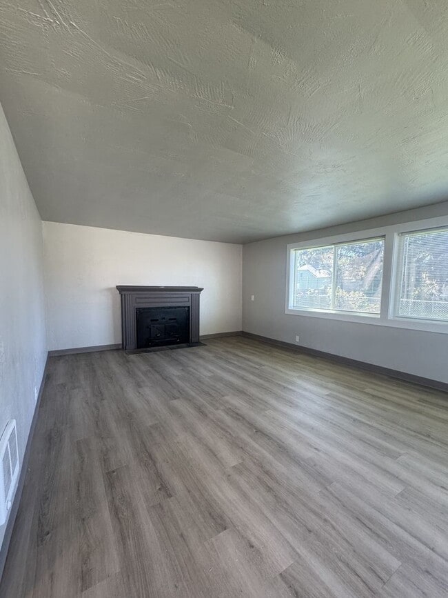Photo - (OCK) 3-Bed 1-Bath Fully Renovated Home Unit 1/2