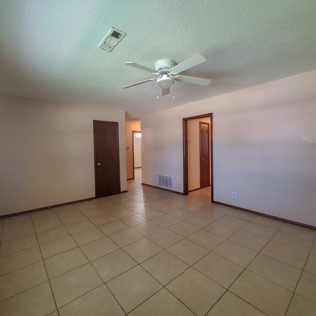 Photo - 2429 N Market Ave Unidad 2429 North Market Ave 1/2