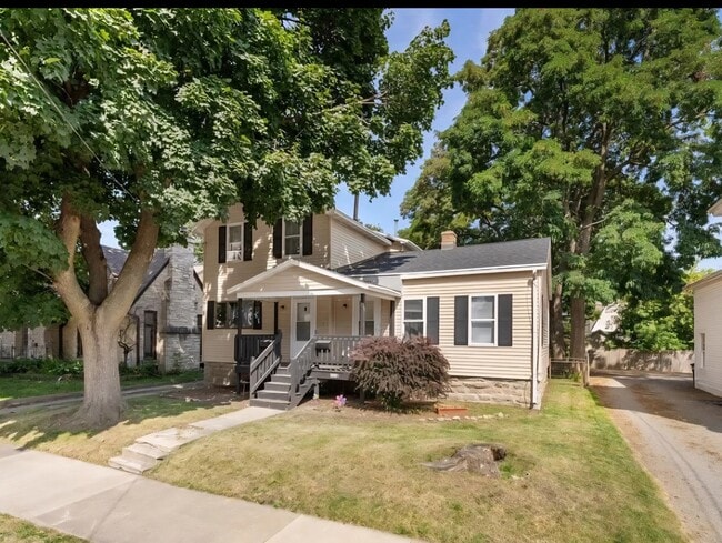 Photo - 660 Franklin St House