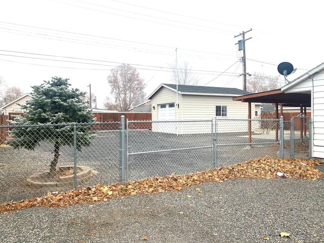 Photo - Entire Home with a SHOP in Richland!