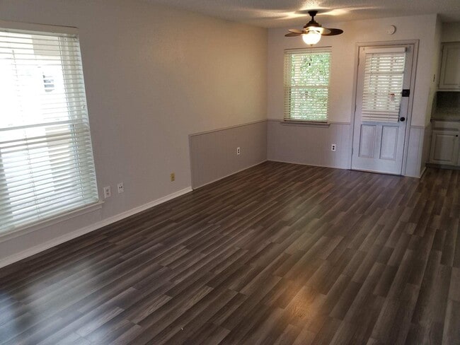 Photo - 2430 Lakeview Cir