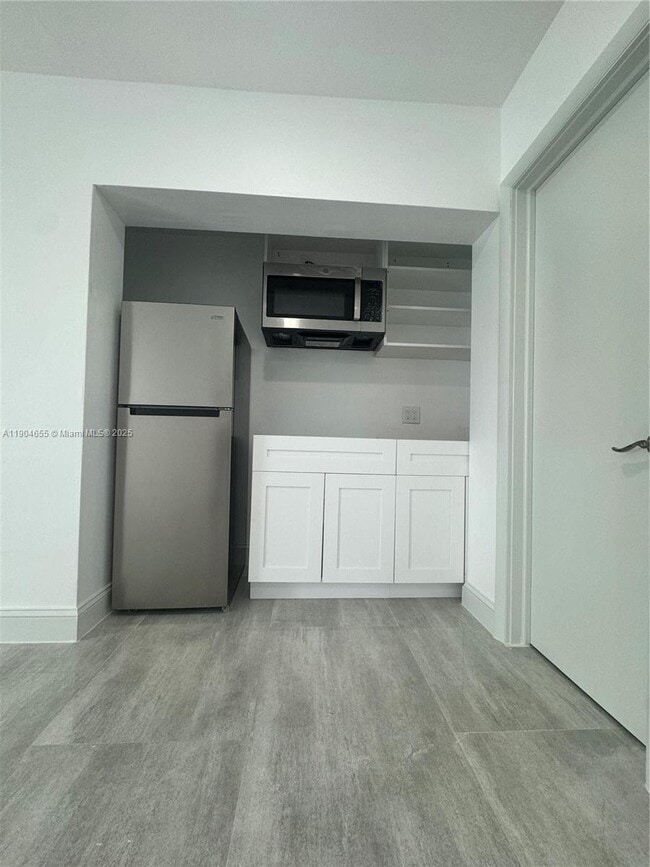 Building Photo - 19340 Bel Aire Dr Unit 1