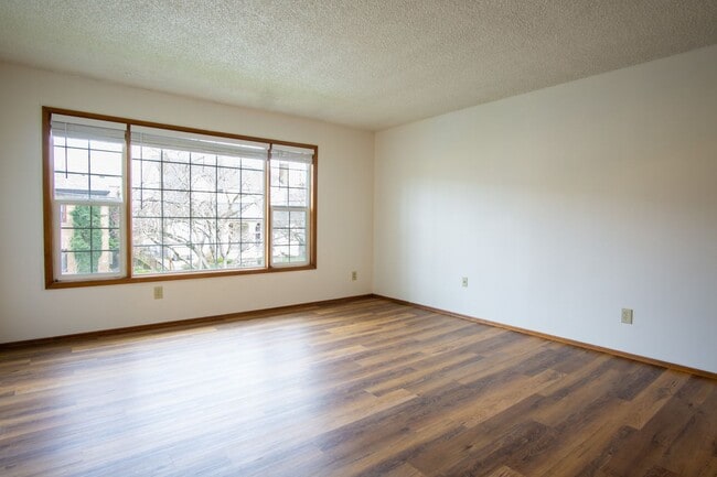 Photo - FREE RENT HERE! Close in NE-2 Bedroom, 1.5 Bath Ready Now! Unidad 2130-07