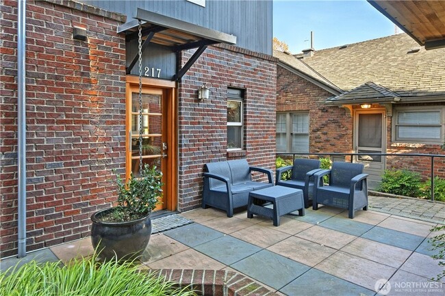 Photo - 217 W Lee St