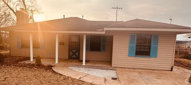 Building Photo - Check Out this 3 bed 2 bath!! Rental