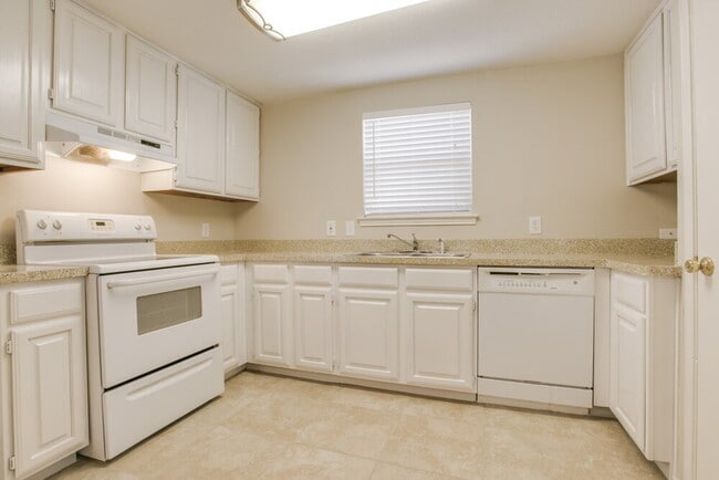 Photo - 719 Nightingale Cir