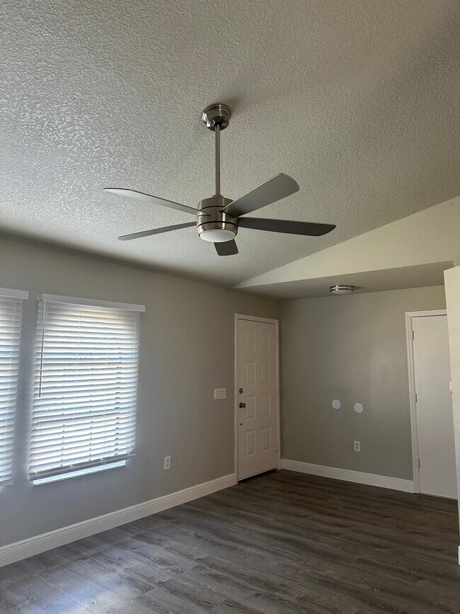 Photo - 790 Gillen Ave NW