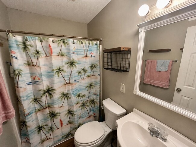 Photo - 643 Golfview Dr