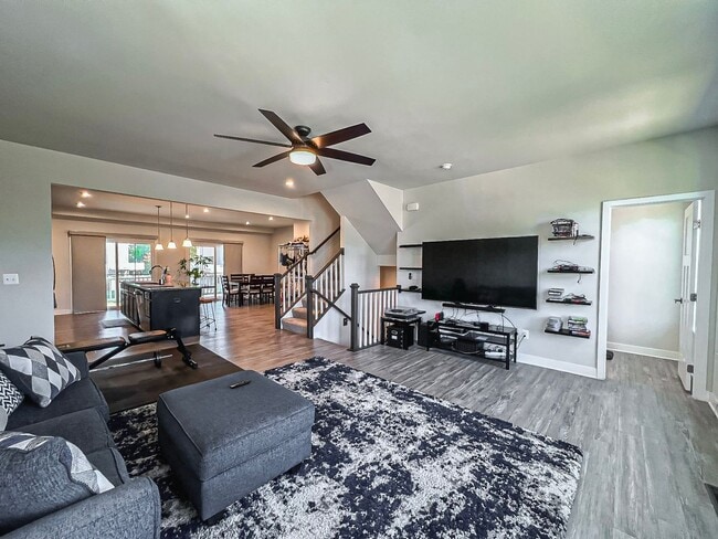 Photo - Luxurious 4 Bedroom 3.5 Bathroom End Unit ...