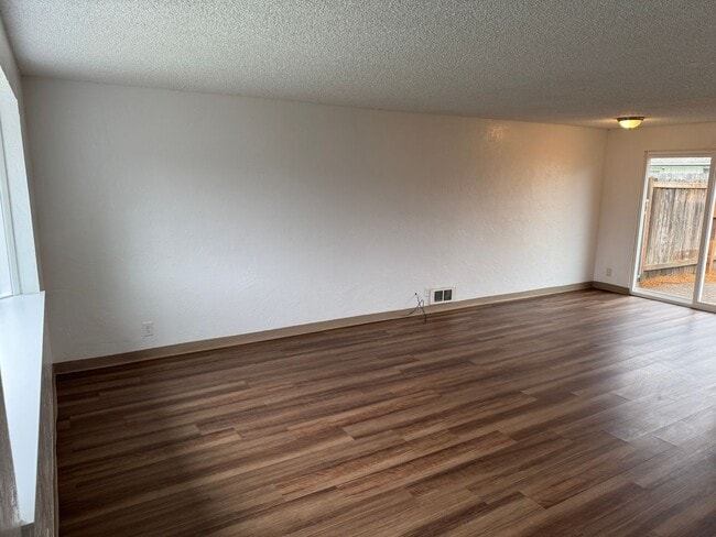 Photo - 2 bed 1 1/2 bath duplex in Springfield!