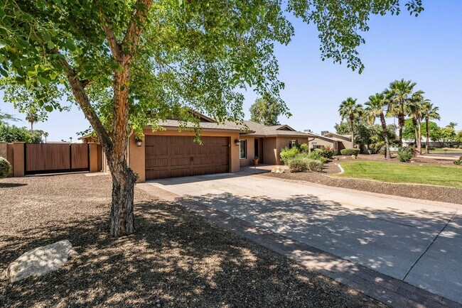 Photo - **STUNNING 3 BEDROOM/2 BATHROOM FULLY RENOVATED HOME IN SCOTTSDALE!! (THUNDERBIRD & 52ND ST)**
