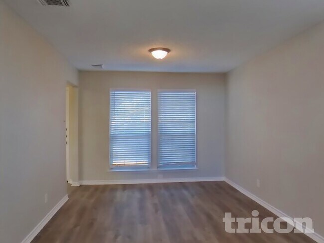 Photo - 305 Meandering Way