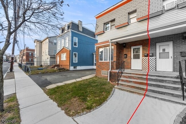 Photo - 241 William St