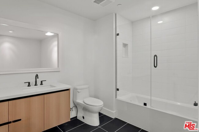 Photo - 5813 Lexington Ave Unit 202