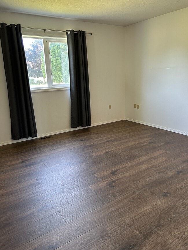 Photo - 654 Maple Pl