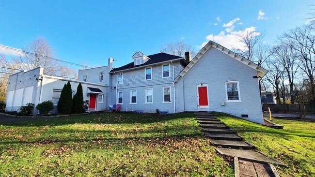 Building Photo - 419 Plainfield Ave Unit 5