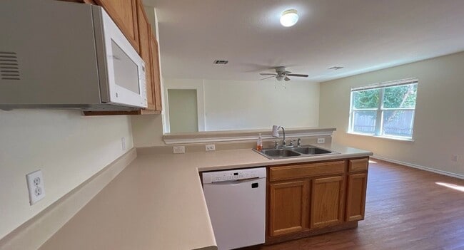 Photo - 940 Goldenrod St
