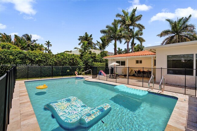 Photo - 2025 Alamanda Dr