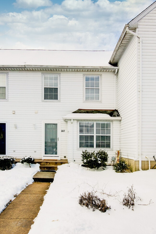 Building Photo - 307 Guilford Ct