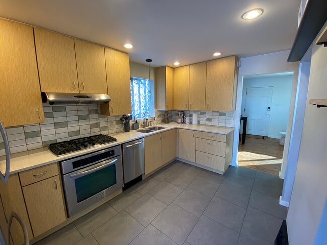 Photo - 989 Krameria St