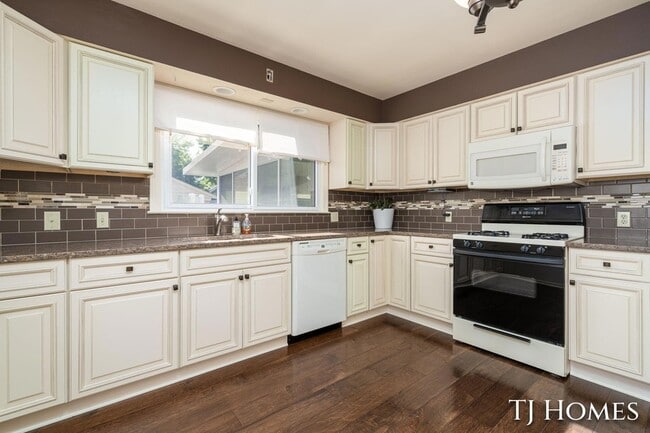 8 Wallinwood Ave NE