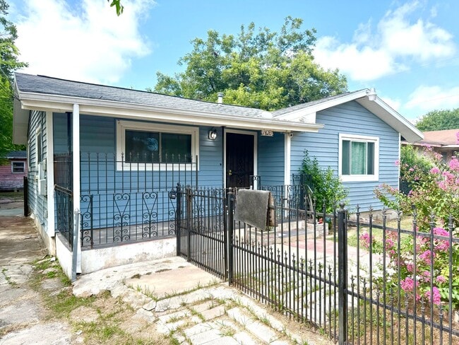 Building Photo - 1820 W Southcross Blvd