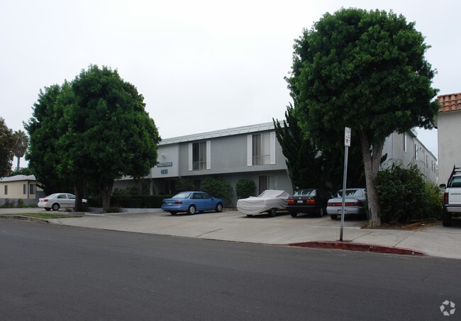 Photo - 4935 Niagara Ave