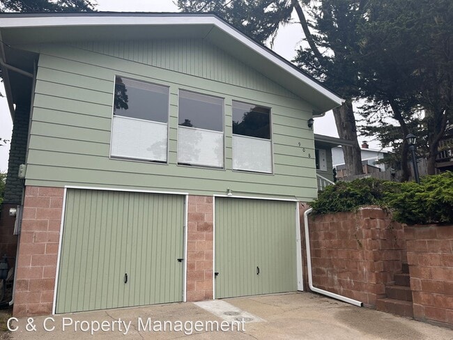 4 br, 2 bath House - 908 Sunset Dr