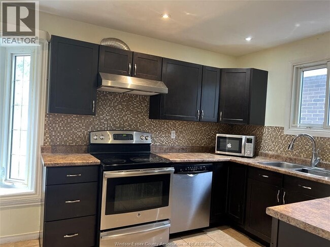 Photo - 1464 Bayswater Crescent