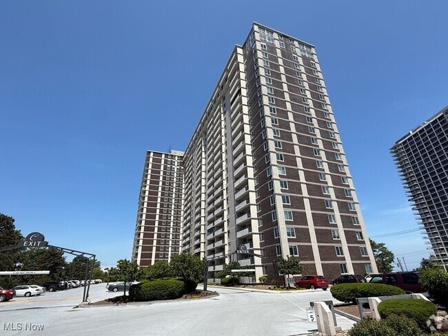 Building Photo - 12900 Lake Ave Unit 1901 Rental