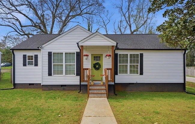 Building Photo - Contemporary Elegance Meets Greenville Convenience