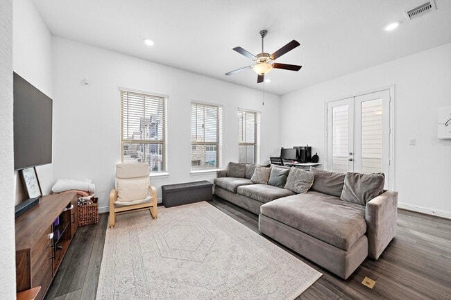 Photo - 11008 Mikula Dr