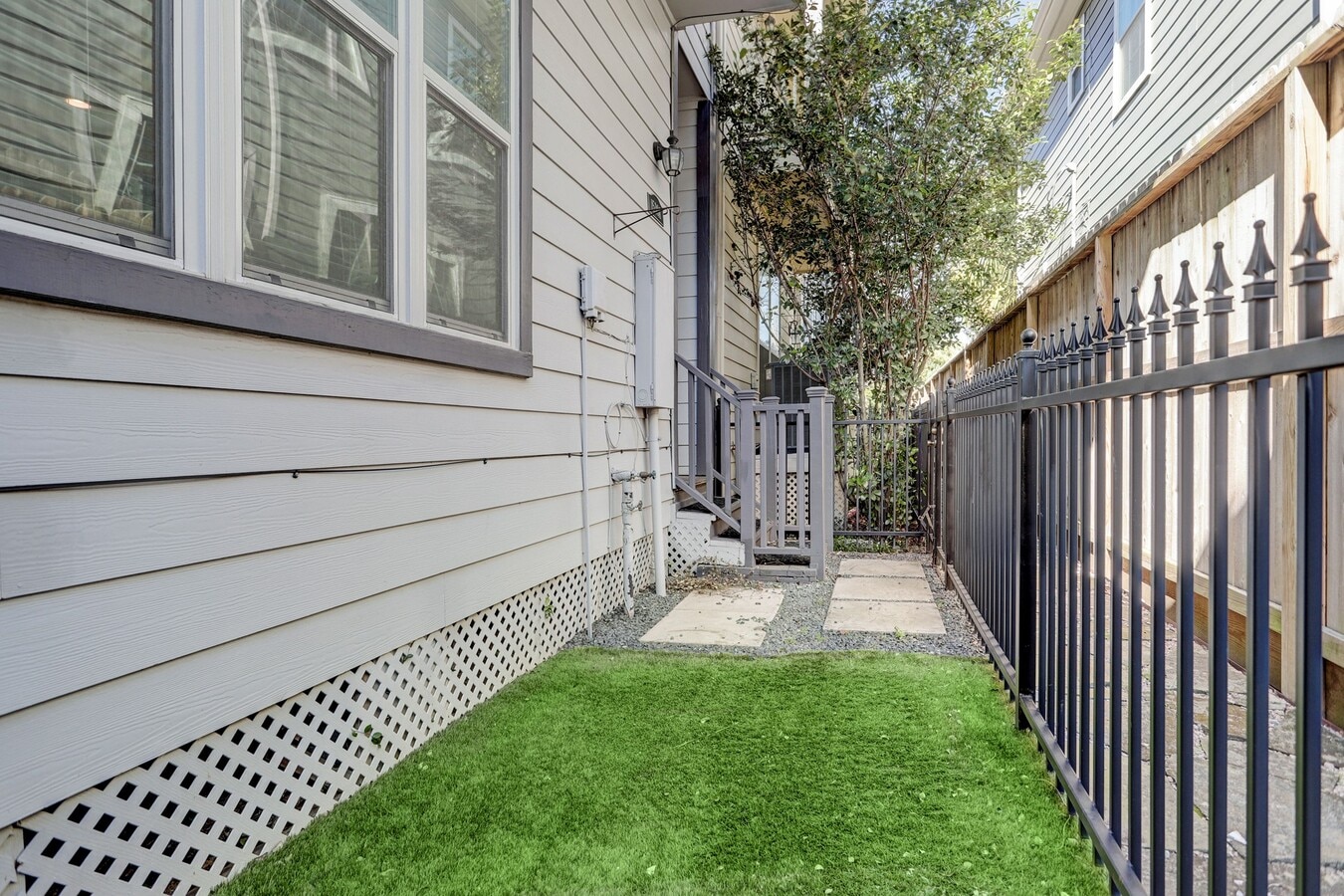 Photo - 1530 W 25th St