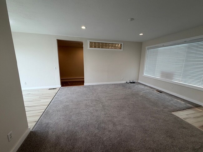 Photo - 209 Goldcrest St NW