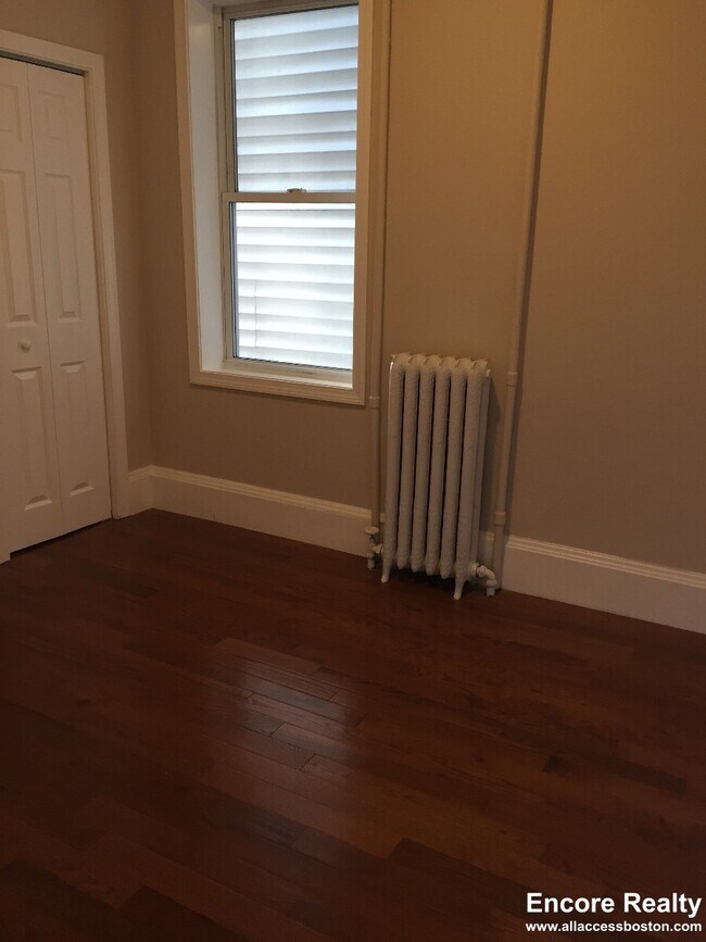 Photo - 241 Maverick St Unit 2