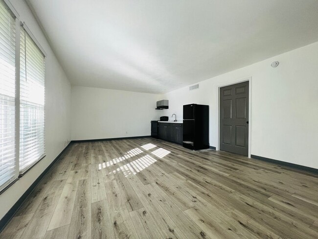 Photo - 2 Bedroom Duplex, near UNLV- Utilities Included!!
