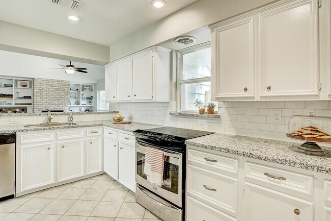 Photo - 1074 Apache Falls Dr