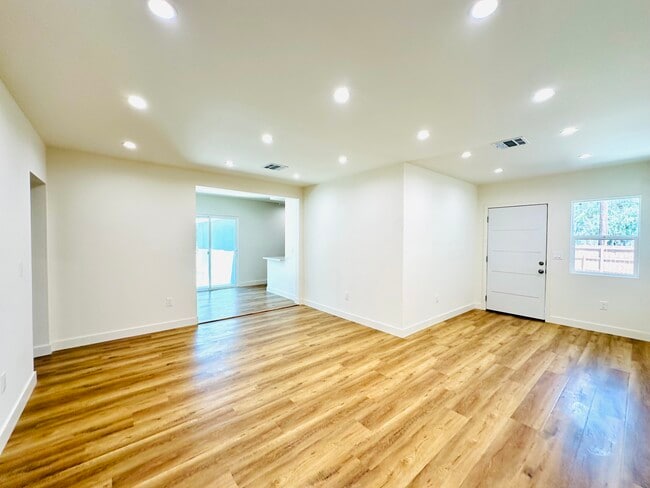 Building Photo - 11104 Oxnard St Unit 11104 Rental
