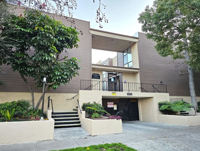 Luxurious 3 Bdr, 2.5 Bath Townhome in the ... - Luxurious 3 Bdr, 2.5 Bath Townhome in the ...